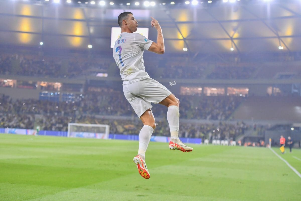 كريستيانو رونالدو يستلم سيارته الفارهة في النصر السعودي