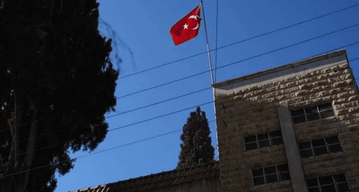 تركيا تعيد فتح قنصليتها في حلب وسط اشتباكات عنيفة