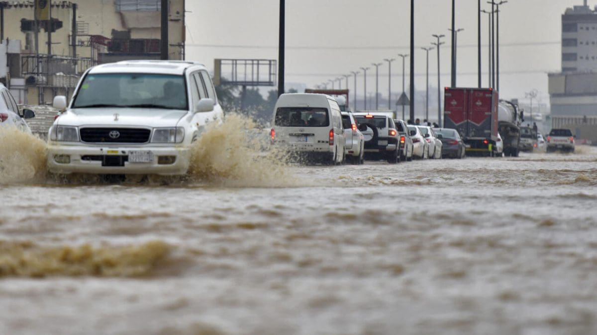 عاجل.. تقلبات حادة وموجة أمطار غزيرة وسيول تضرب معظم مناطق المملكة من اليوم وحتى الإثنين