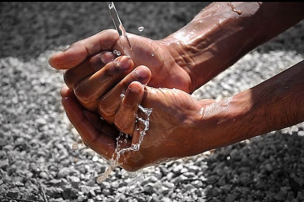 فتوى واضحة من الإفتاء: الوضوء في الحمام.. جائز شرعًا وبلا حرج