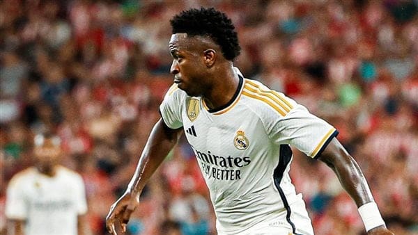 صراع العمالقة على فينيسيوس: ريال مدريد يتمسك بنجمه.. والسعودية تُغري بـصفقة القرن