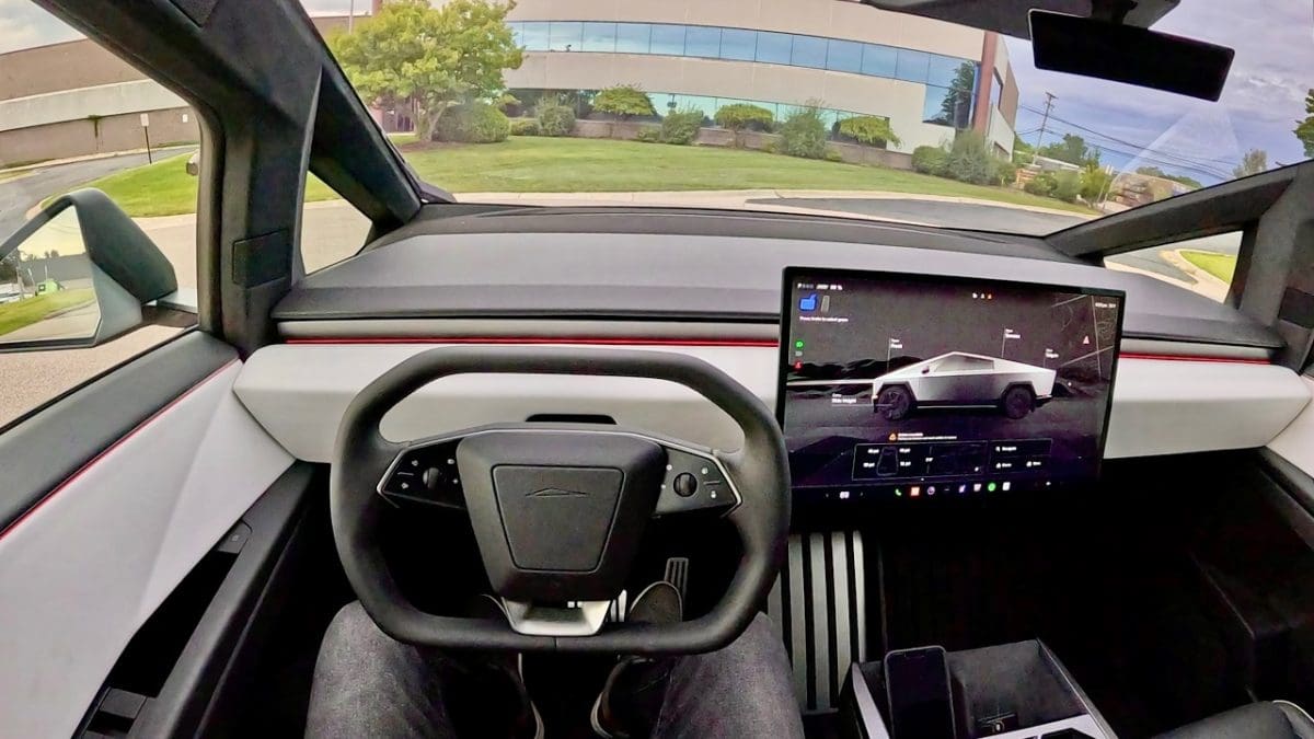 سيارة Tesla Cybertruck الأصغر حجمًا قادمة