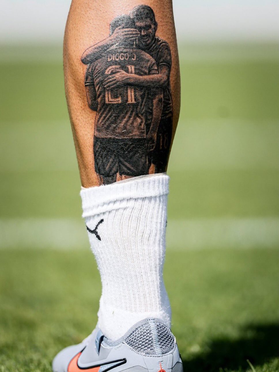 وشم صورة جمعت بين جوتا ونيفيز على قدم نيفيز إحياء لذكراه