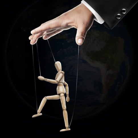 المتلاعب والمتنافس الغيور.. 5 أنواع من الشخصيات ابتعد عنهم فورًا