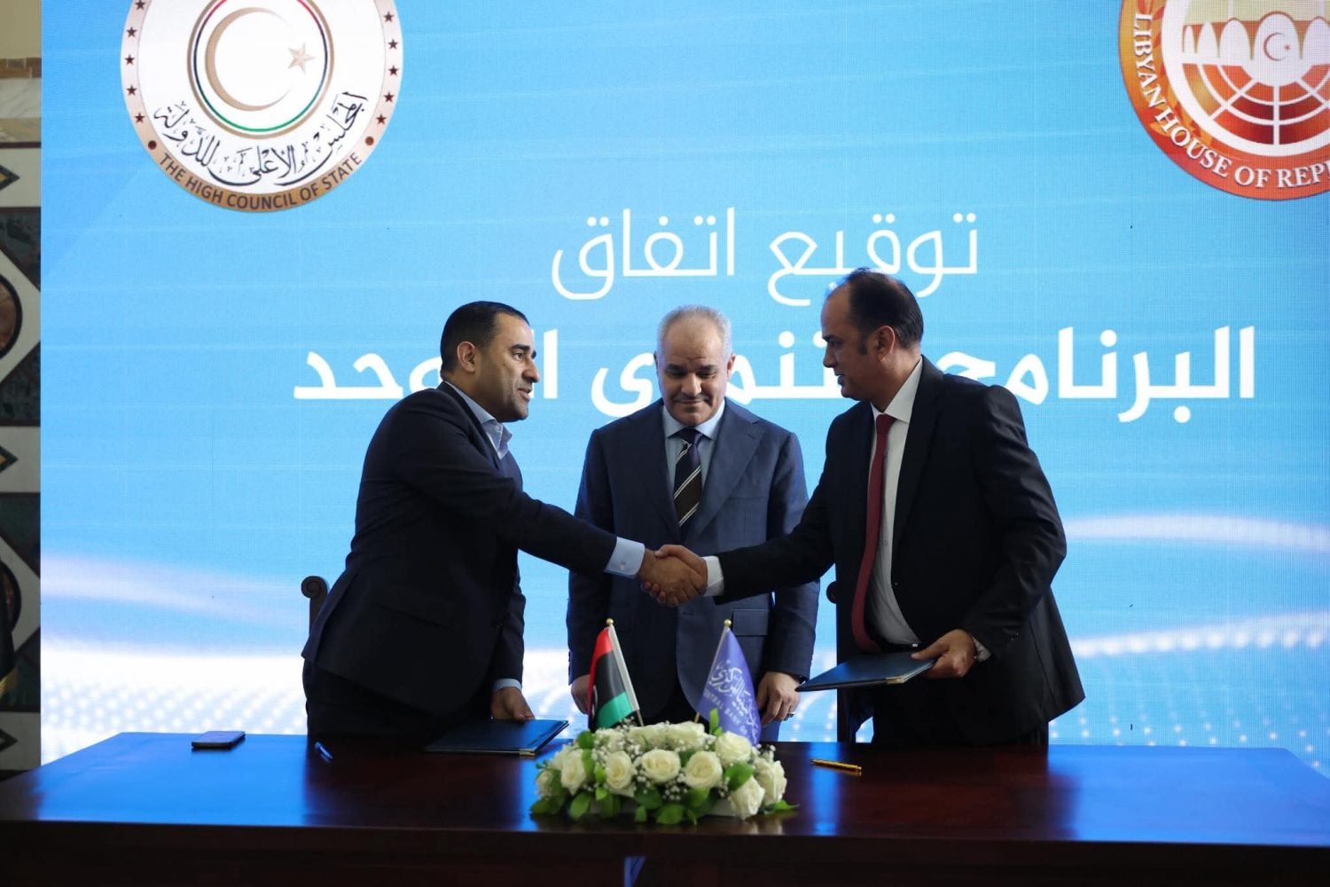 محافظ مصرف ليبيا المركزي وموقعي الاتفاقية 