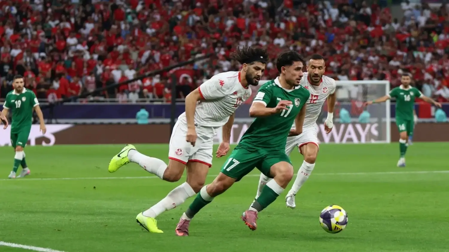 لاعب سوري في مواجهة محتدمة مع إثنين من منتخب تونس 