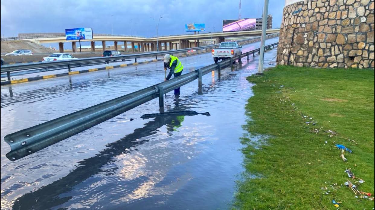 في الطريق العام مياه الأمطار الغزيرة الراكدة 